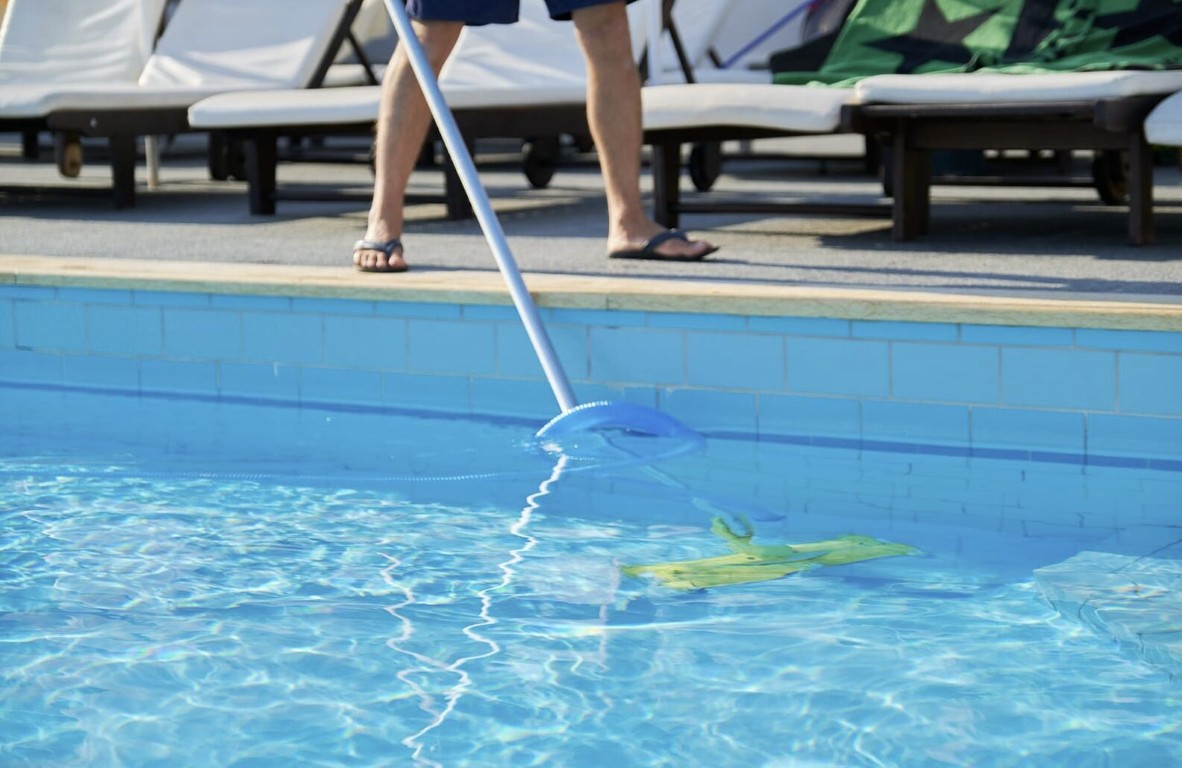 Weekly pool cleaning service professional skimming pool in Fontana, CA